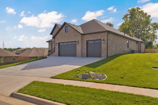 2011 N Silver Charm AVE, Springfield, MO 65802