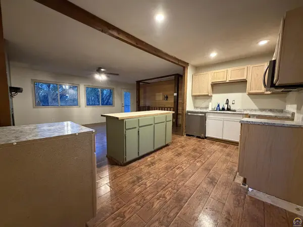 7435 Lakeview RD, Meriden, KS 66512