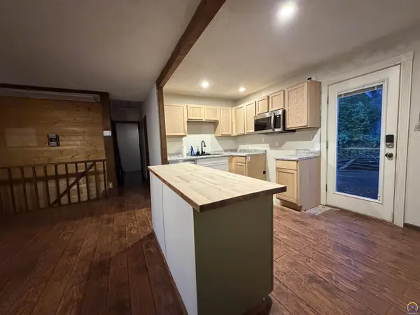 7435 Lakeview RD, Meriden, KS 66512