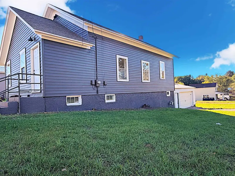 142 BENNETT ST, Clintonville, WI 54929