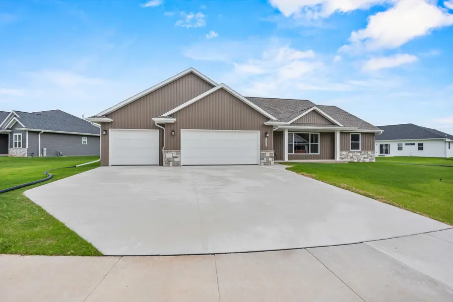 1400 DIVINITY DR, De Pere, WI 54115