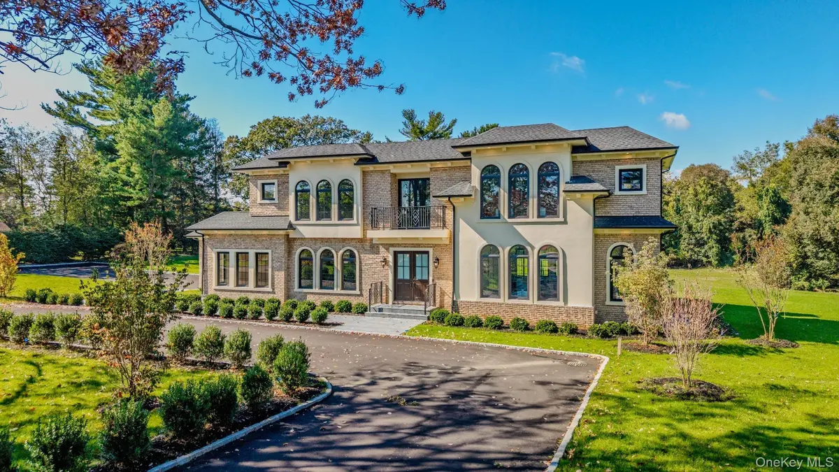26 Bacon RD, Old Westbury, NY 11568