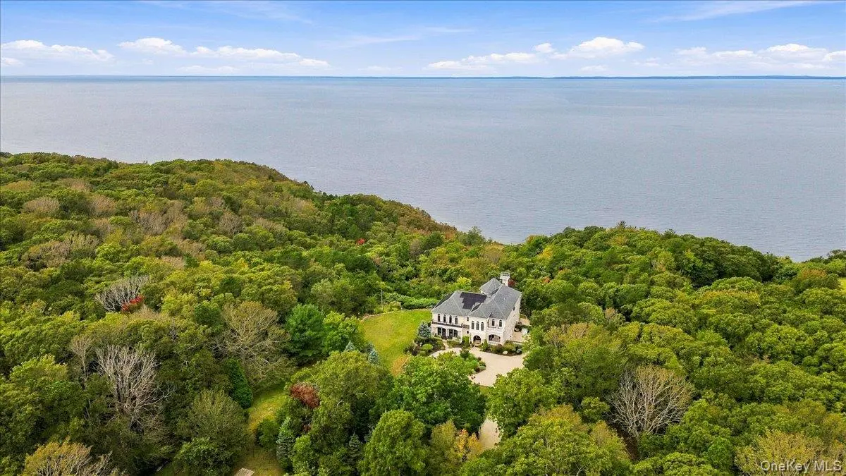 3172 Sound AVE, Baiting Hollow, NY 11901