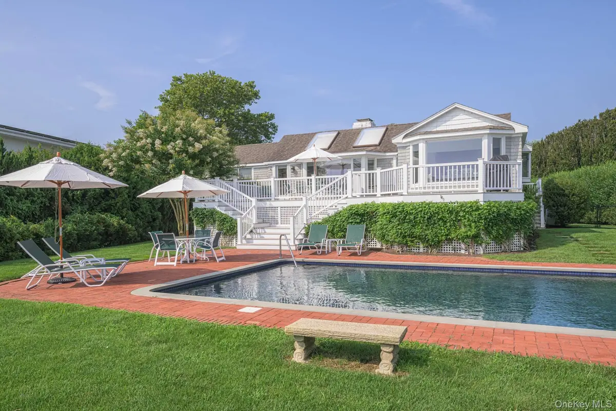 29 Coxs Curve RD, Westhampton Beach, NY 11978