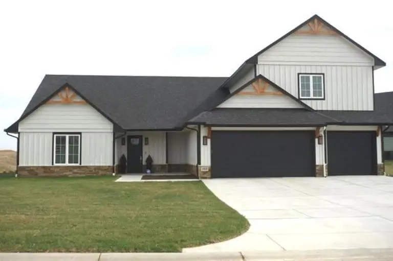 1522 N Emerald Valley Dr, Mulvane, KS 67110