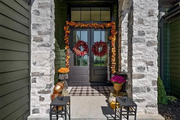 2150 NW Scenic View DR, Riverside, MO 64150