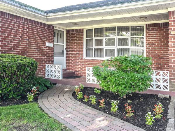 60 Smith ST, Glen Cove, NY 11542