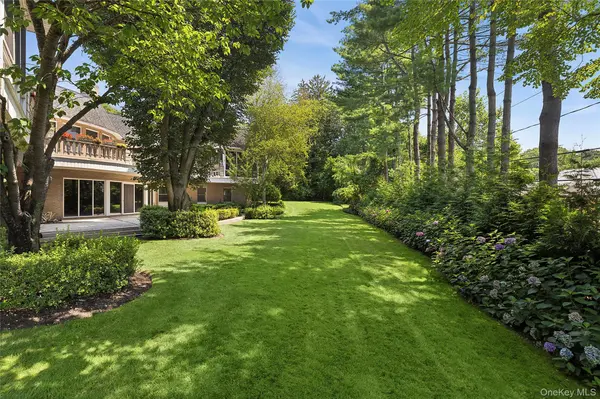 13 Chanticlare DR, Manhasset, NY 11030