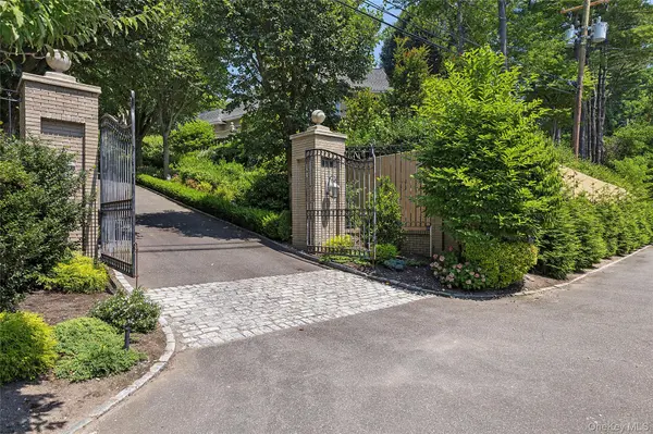 13 Chanticlare DR, Manhasset, NY 11030