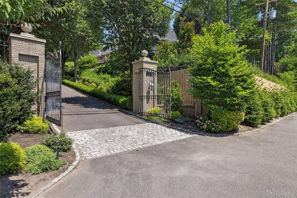 13 Chanticlare DR, Manhasset, NY 11030