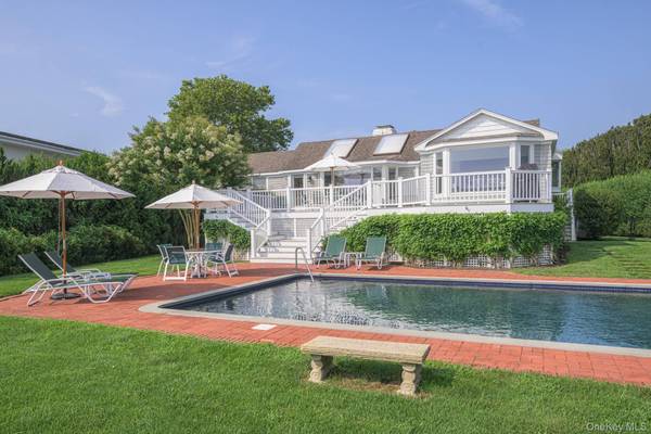 29 Coxs Curve RD, Westhampton Beach, NY 11978