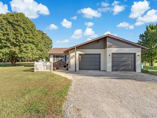 1116 Rueck RD, Columbia, IL 62236