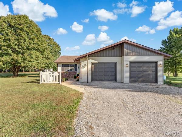 1116 Rueck RD, Columbia, IL 62236
