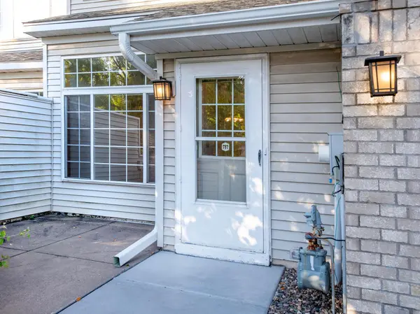 9175 Troon CT, Woodbury, MN 55125
