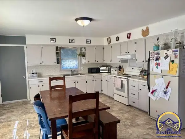 17201 Coffin Rd, Leavenworth, KS 66048