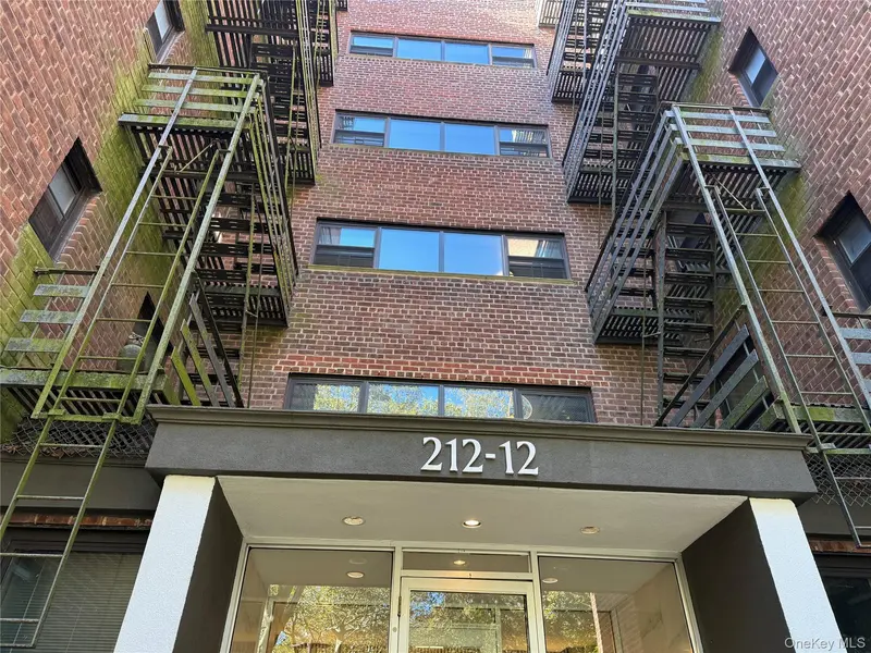 212-12 73rd AVE #4B, Oakland Gardens, NY 11364
