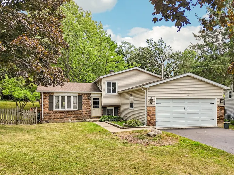 710 Greenbriar LN, Lindenhurst, IL 60046