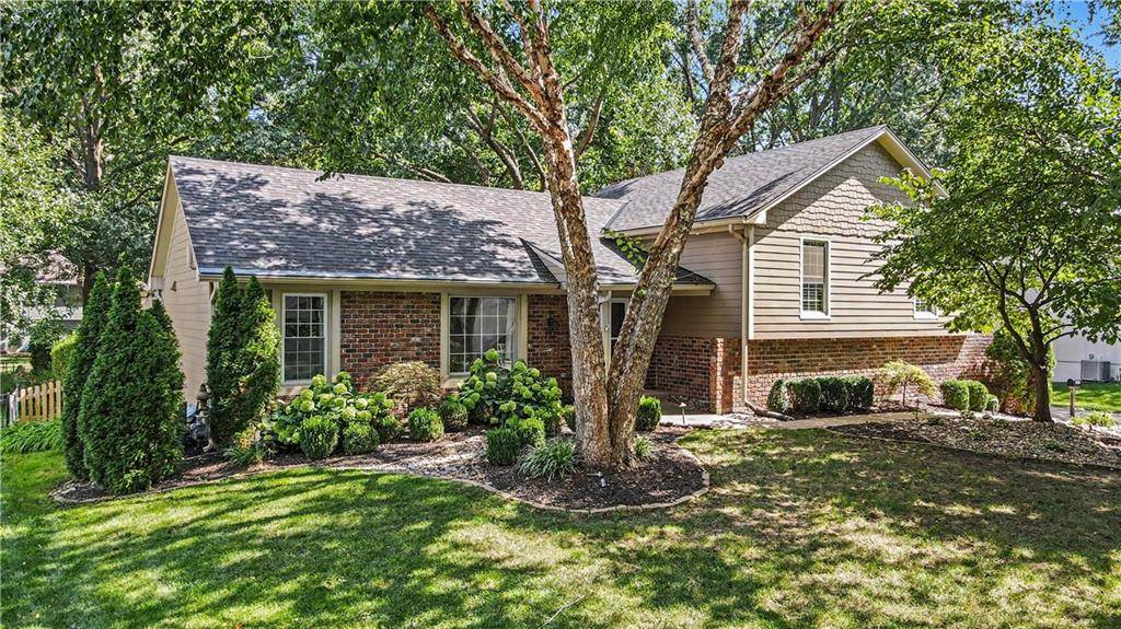 10519 Pawnee LN, Leawood, KS 66206