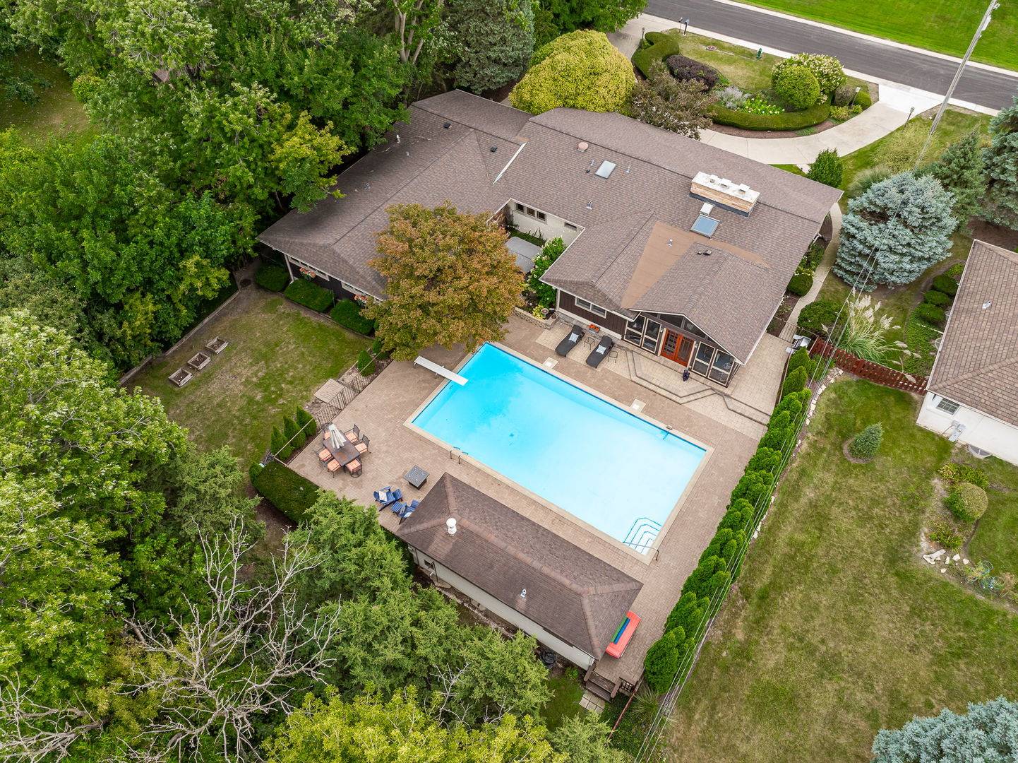 12 Meadowood DR, Oak Brook, IL 60523
