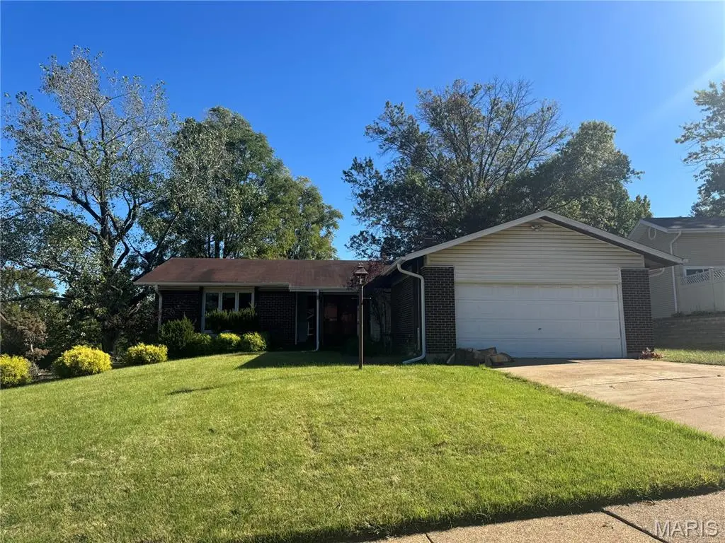 6322 Sandycreek DR, St Louis, MO 63033