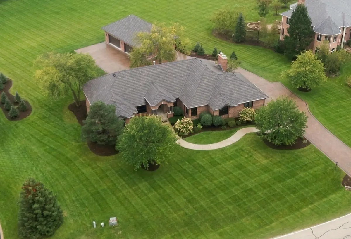 955 Livingston LN, Inverness, IL 60010