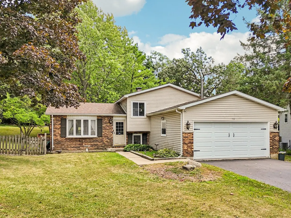 710 Greenbriar LN, Lindenhurst, IL 60046