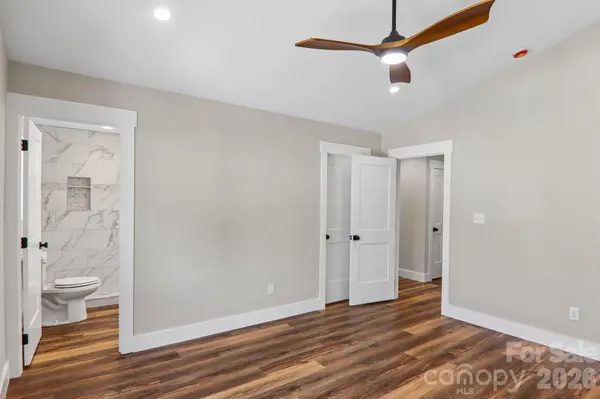 16 Escondido DR, Asheville, NC 28806