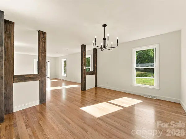 6 Crestwood LN, Candler, NC 28715