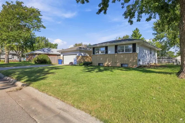 926 Skyline DR, Junction City, KS 66441