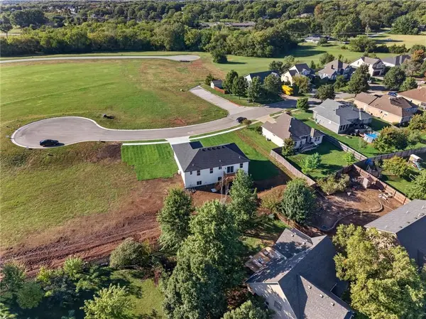 1415 Thomas DR, Louisburg, KS 66053