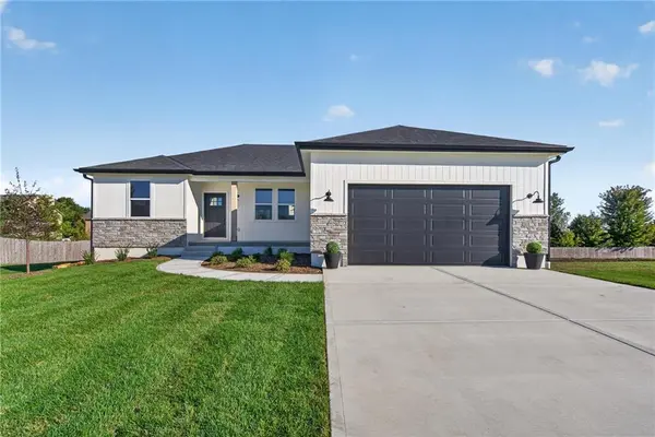 1415 Thomas DR, Louisburg, KS 66053
