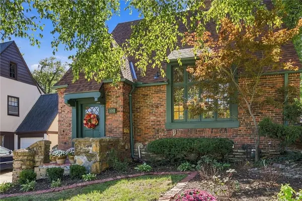 2017 W 50th ST, Westwood Hills, KS 66205