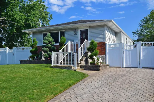 203 Chelsea AVE, West Babylon, NY 11704