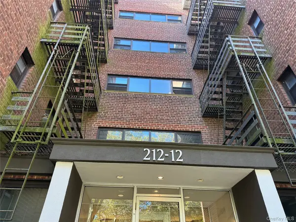 212-12 73rd AVE #4B, Oakland Gardens, NY 11364