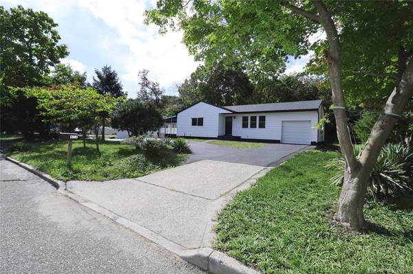 472 Nichols RD, Hauppauge, NY 11788
