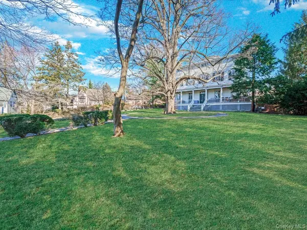 29 Center DR, Douglaston, NY 11363