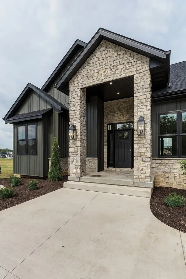 237 Mason DR, Riverdale, IA 52722