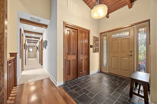 12 Meadowood DR, Oak Brook, IL 60523