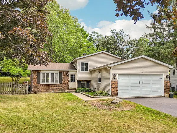 710 Greenbriar LN, Lindenhurst, IL 60046