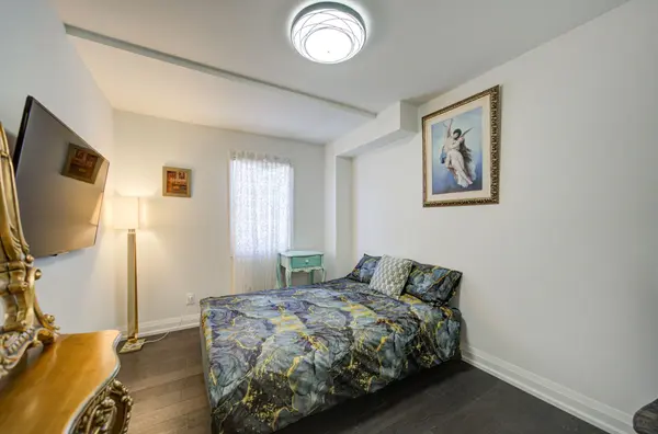 7 Hawtin LN, Aurora, ON L4G 7L4