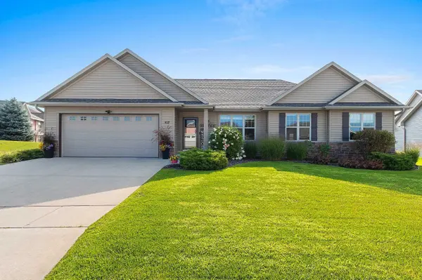 512 PEBBLESTONE CIR,  Hobart,  WI 54155