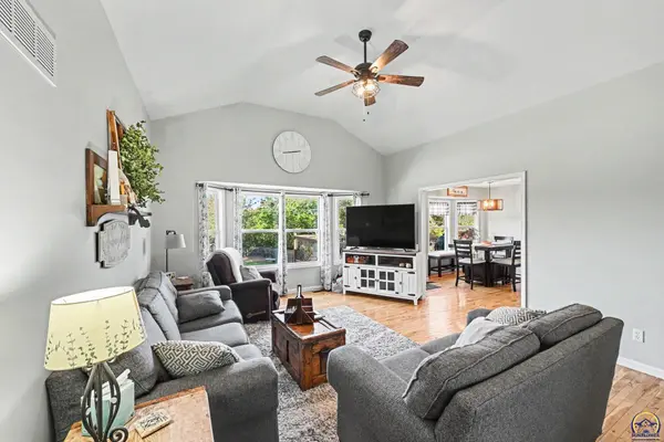 6904 SW 17th ST, Topeka, KS 66615