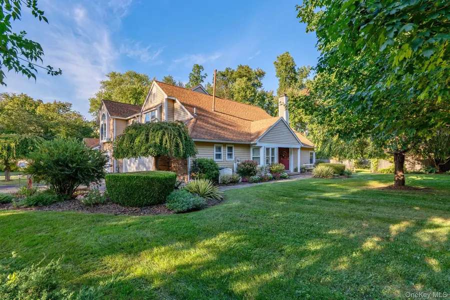 1 Cottonwood CIR, Saugerties, NY 12477