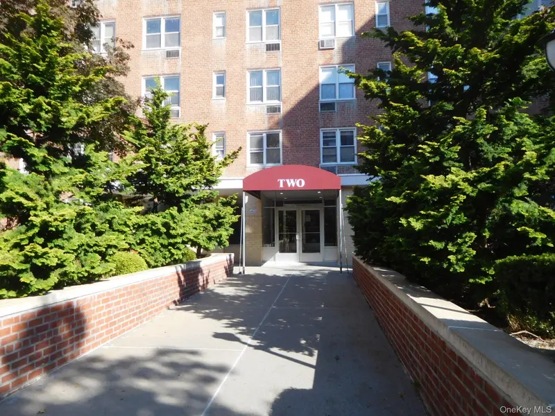 2 Sadore LN #7-T, Yonkers, NY 10710