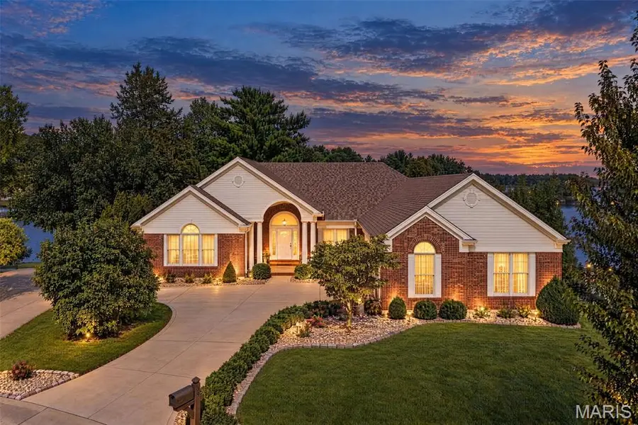 33 Moorings DR, Lake St Louis, MO 63367