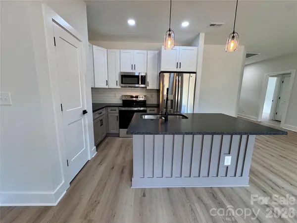 606 E Robinson ST, Dallas, NC 28034