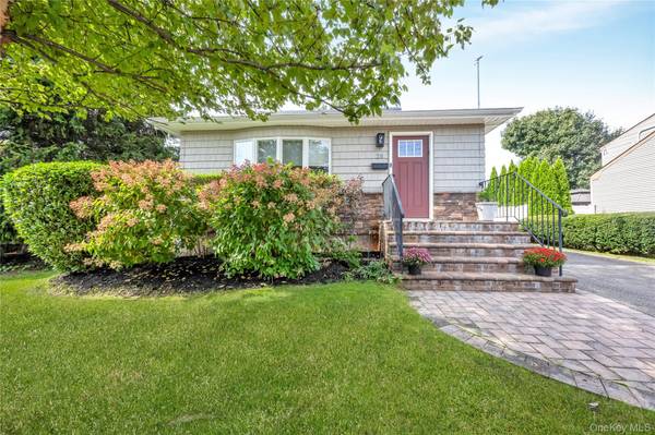 25 Frank AVE, Farmingdale, NY 11735