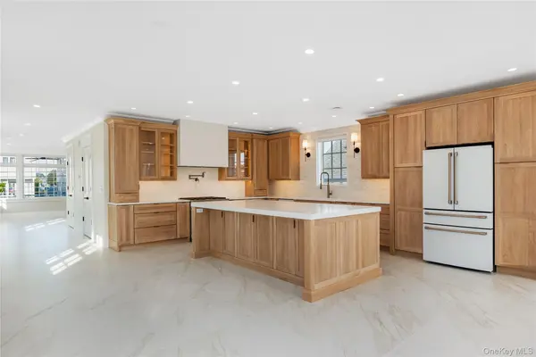 11 Riverdale AVE, Massapequa, NY 11758