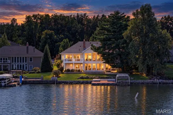 33 Moorings DR, Lake St Louis, MO 63367