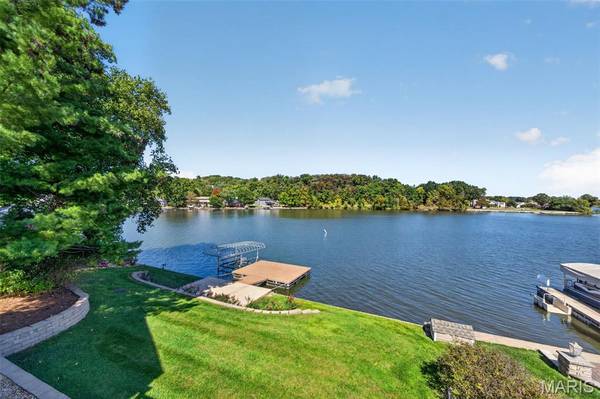 33 Moorings DR, Lake St Louis, MO 63367